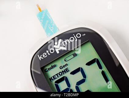 Un Keto-Mojo chetone e Misuratore glicemia è raffigurato su bianco, insieme con un chetone la striscia di prova, 30 marzo 2019, in Coden, Alabama. Foto Stock