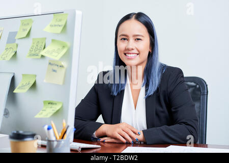 Sorridente giovane imprenditore Foto Stock