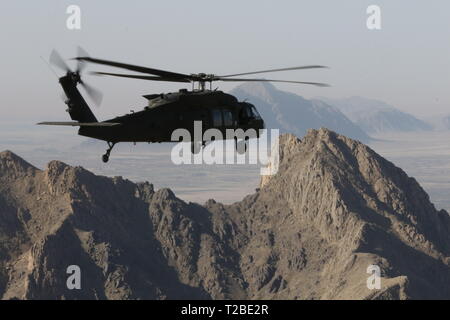 I piloti con la Task Force Apocalisse 1° Divisione Corazzate contro la Brigata Aerea navigare attraverso il terreno diverso qui in Afghanistan a sostegno della libertà di funzionamento la sentinella e risoluto sostegno. Foto Stock