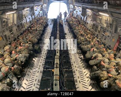 Paracadutisti assegnato al 3° Brigata Team di combattimento, ottantaduesima Airborne Division attendere dopo il caricamento di un'Arma Aeronautica C-17 Globemaster aeromobile a condurre l'operazione tempesta Panther Giovedì 28 Marzo a Fort Bragg e Papa Army Airfield. Funzionamento Panther tempesta era un esercizio di formazione dimostrando la brigata della capacità di salto, combattere e vincere su qualsiasi zona di caduta nel mondo. Foto Stock