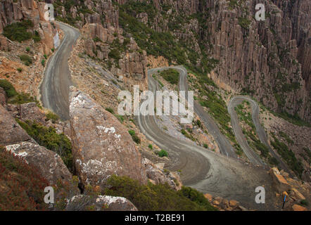 Jacobs Interruttore scaletta posteriore ascendente su strada la scarpata in corrispondenza di Ben Lomond National Park nel nord della Tasmania. Foto Stock