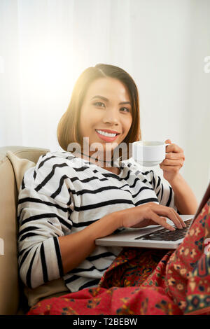 La donna che lavora da casa Foto Stock