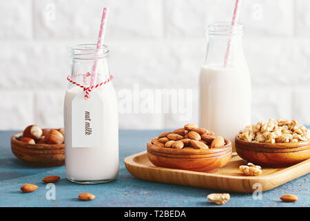 Sostituto vegano latte caseario. Bottiglie di vetro non a base di latte e latte ingredienti. Foto Stock