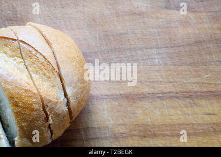 Bun bianco su sfondo di legno, pane rustico Foto Stock