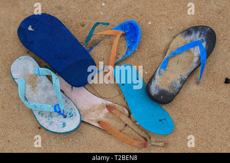 Plastica flip flop raccolto su una spiaggia della costa occidentale di Capo York Australia sfondo. Il flip flop o tanga hanno lavato le navi da pesca op Foto Stock