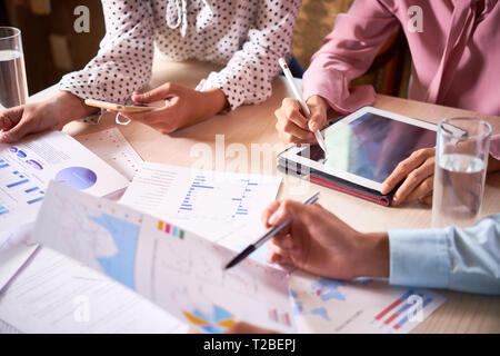 Business team di lavoro sul progetto di avviamento di attività Foto Stock