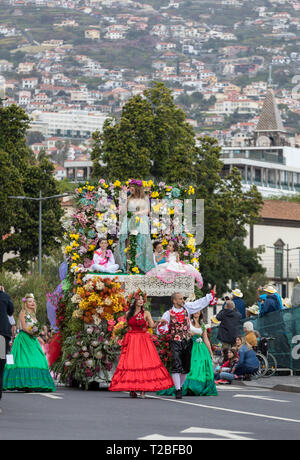 Funchal; Madera; Portogallo - aprile 22; 2018: parata annuale presso il il Festival dei Fiori di Madeira nella città di Funchal sull isola di Madeira. Il Portogallo. Foto Stock