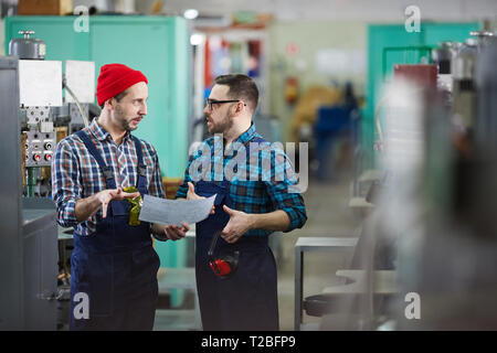 Lavoratori in officina industriale Foto Stock