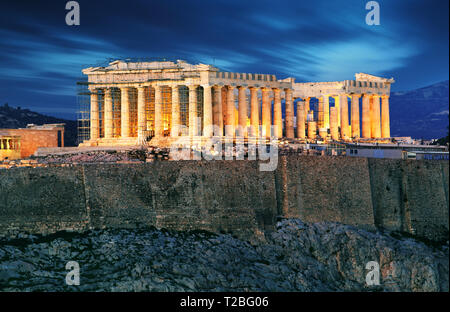 Acropolis hill - Tempio Partenone di Atene di notte, Grecia Foto Stock