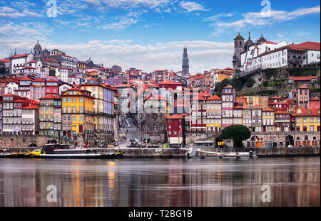 Paesaggio urbano di Porto (Oporto) città vecchia, Portogallo. Valle del fiume Douro. Panorama della famosa città portoghese. Foto Stock