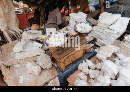 MALI, Mopti, commerciante vende il sale al mercato, la piastra di sale proviene dal camel caravan via da Tombouctou Taoudenni nel Sahara Foto Stock