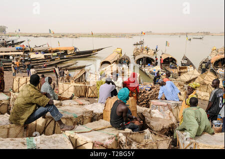 MALI, Mopti, fiume Niger, porto con barche pinnace, giorno di mercato / Mali, Mopti, Fluss Niger, Markttag und Warenhandel im Hafen mit Pinassen Foto Stock