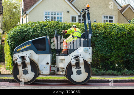 Cambridge, Regno Unito. 31 Mar, 2019. Strada principale resurfacing lavori compresi ciclabile su Huntingdon Rd, Cambridge, UK. Foto Stock