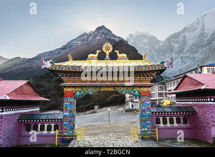 Monastero di Tengboche il cancello anteriore con le montagne sullo sfondo, Tengboche, Sagarmatha, Nepal Foto Stock
