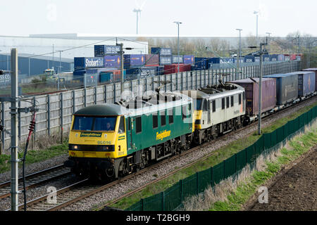 Due della classe 90 locomotive elettriche tirando un freightliner treno sulla linea principale della costa occidentale passato DIRFT, Northamptonshire, Regno Unito Foto Stock