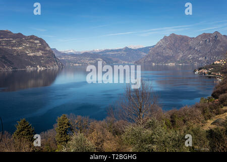 Leke Iseo vista dal Monte Isola isola, Lombardia, Italia Foto Stock