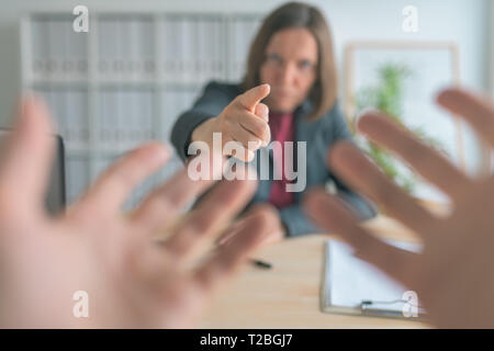 Boss minaccia dipendente con il dito in ufficio business, immagine concettuale con il fuoco selettivo Foto Stock