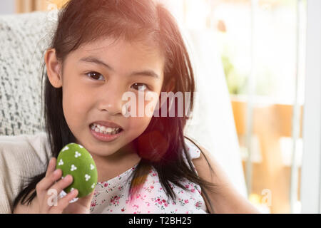 Due uova pasquali dipinte in colori della bandiera di Russia e Ucraina,  isolati su sfondo bianco Foto stock - Alamy