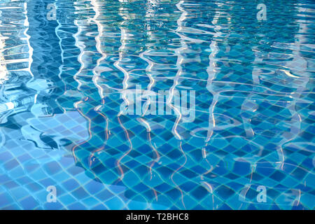 Piscina fondo con acqua pulita la superficie a trama dello sfondo. Foto Stock