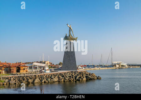 Nessebar, Bulgaria - 2 Settembre 2018: Statua di San Nicola in Nesebar antica città. Nessebar o Nesebr è un sito Patrimonio Mondiale dell'UNESCO. Foto Stock