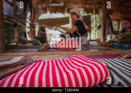 Baan Tong Luang Chiang Mai Thailandia Aprile 16 2018 donna tribale tessitura di profondità di campo su tessuti finiti Foto Stock