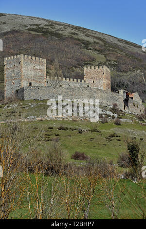 Castello de San Vicente, meglio conosciuto come castello de Argüeso, Campoo, Cantabria, SPAGNA Foto Stock