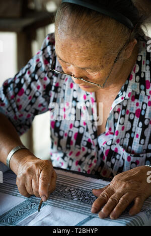 Baan Tong Luang Chiang Mai Thailandia Aprile 16 2018 anziani donna tribale lavorando sul suo processo di batik Foto Stock