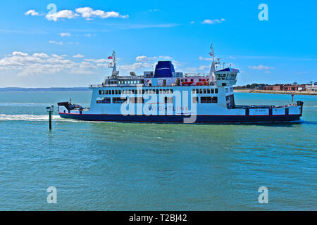 Il traghetto per l'Isola di Wight 'St fede' azionato da Wightlink, approcci Portsmouth Città Vecchia porto dalla Fishbourne sull'isola. Giornata soleggiata con blue sk Foto Stock