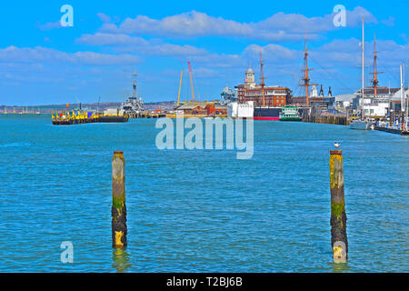 Waterside vista del centro storico di Portsmouth darsene visto dal vecchio Portsmouth. Il nero e rosso scafo e a montanti di HMS Warrior (1860). Foto Stock