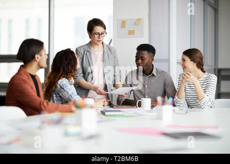 Ritratto di successo della donna manager che conduce multi-etnico team in riunione, spazio di copia Foto Stock