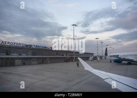 Sibiu Aeroporto Internazionale con Tarom aereo in background Foto Stock