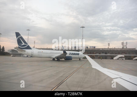 Sibiu Aeroporto Internazionale con Tarom aereo in background Foto Stock