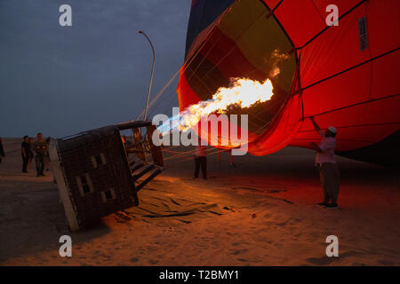 In mongolfiera ad aria calda essendo gonfiato e la preparazione per il volo Foto Stock