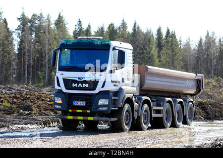 Lieto, Finlandia - 22 Marzo 2019: Bianco MAN TGS 45.500 ribaltabile di Makila Oy al lavoro su un cantiere in una giornata di sole di primavera. Foto Stock