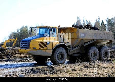 Lieto, Finlandia - 22 Marzo 2019: Volvo trasportatore snodato A35E traina un carico di pietre e ghiaia al sito in costruzione nel sud della Finlandia in un giorno di SPR Foto Stock