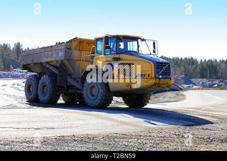 Lieto, Finlandia - 22 Marzo 2019: Volvo trasportatore snodato A35D traina un carico di pietre e ghiaia al sito in costruzione nel sud della Finlandia in un giorno di SPR Foto Stock