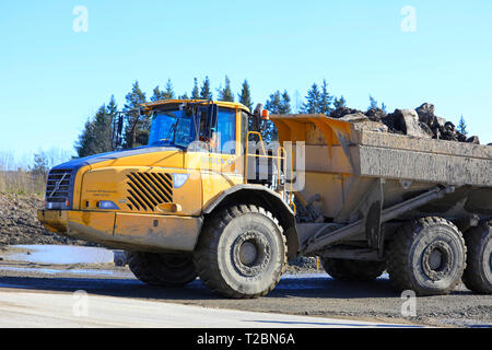 Lieto, Finlandia - 22 Marzo 2019: Volvo trasportatore snodato A35D traina un carico di pietre e ghiaia al sito in costruzione nel sud della Finlandia in un giorno di SPR Foto Stock