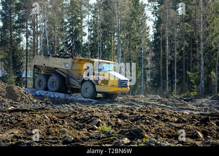 Lieto, Finlandia - 22 Marzo 2019: Volvo un35E dumper traina un carico di pietre e ghiaia al sito in costruzione nel sud della Finlandia in un giorno di primavera. Foto Stock