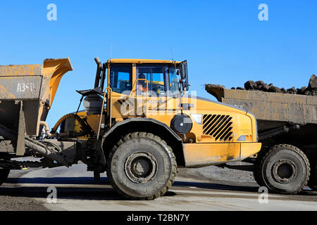 Lieto, Finlandia - 22 Marzo 2019: due Volvo Dumpers articolati, A35D e A35E, passare a velocità da un sito in costruzione, vista laterale. Foto Stock