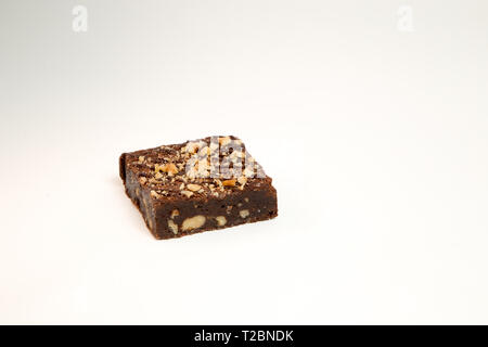 Fetta di nocciola brownie cake isolati su sfondo bianco, nessuna ombra Foto Stock