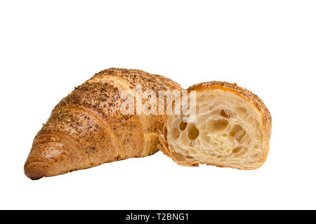 Uno zaatar croissant e tagliata a metà cornetto isolati su sfondo bianco, nessuna ombra Foto Stock