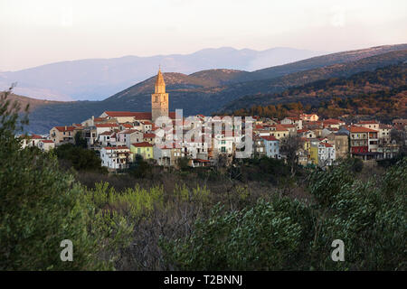 Townscape di charmig piccolo villaggio costiero Vrbnik, Krk, golfo di Kvarner, Croazia Foto Stock