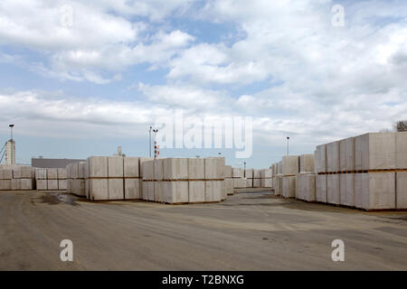 Vista della fabbrica di produzione di vegetali autoclavato calcestruzzo aerato. Pacchetti di blocchi su pallet mettere uno sull'altro in un magazzino esterno. Vista del indus Foto Stock