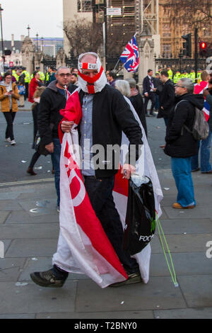 29 marzo 2019 il giorno in cui la Gran Bretagna era destinata a lasciare l'UE. Lasciare significa lasciare lungo con il UKip hanno organizzato raduni vicino al Parlamento, Londra Foto Stock