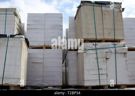 Nuovo cemento cellulare blocchi sul pallet stoccati in magazzino Foto Stock