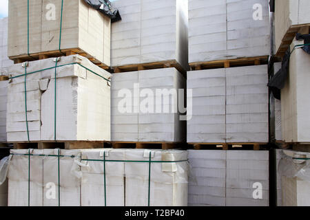 Nuovo cemento cellulare blocchi sul pallet stoccati in magazzino Foto Stock