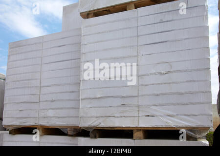 Il cemento cellulare blocchi sul pallet stoccati in magazzino Foto Stock