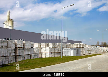 Aerato difettoso di blocchi in calcestruzzo su pallet di fronte di fabbrica Foto Stock