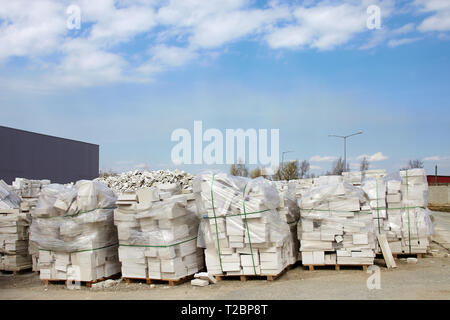 Aerato difettoso di blocchi in calcestruzzo su pallet stoccati in magazzino Foto Stock