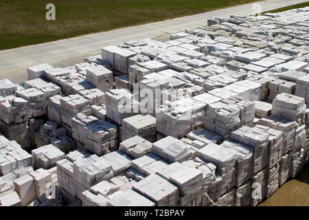 Vista aerea del aerato autoclavato blocchi in calcestruzzo, sia difettoso e buona, su pallet, conservati in magazzino in fabbrica Foto Stock